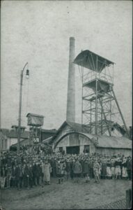 Naslov Kohlenwerk in Kreka bei Tuzla [Razglednica] Vrsta građe razglednica Jezik njemački Godina 1941? Izdavanje i proizvodnja Tuzla : Adolf Engel, 1941? Fizički opis 1 razglednica : crno-bijela ; 9 x 14 cm Napomene Naslov preuzet sa reverzne strane razglednice. Predmetne odrednice Tuzla – Rudnik uglja Kreka – Razglednice UDK 77.033(497.6Tuzla) COBISS.BH-ID 55369478 Signatura – lokacija, inventarski br. Zavičajna zbirka 77 KOHLENWERK IN: 2000027