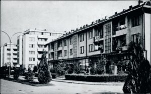 Naslov Lukavac [Razglednica] Vrsta građe razglednica Jezik bosanski Godina 196? Izdavanje i proizvodnja Lukavac : Centar za kulturu, obrazovanje i informisanje, 196? Fizički opis 1 razglednica : crno-bijela ; 11 x 18 cm Napomene Naslov preuzet sa reverzne strane razglednice Predmetne odrednice Lukavac – Stambene zgrade – Razglednice UDK 77.033(497.6Lukavac) COBISS.BH-ID 55326470 Signatura – lokacija, inventarski br. Zavičajna zbirka 77 LUKAVAC IN: 2000024