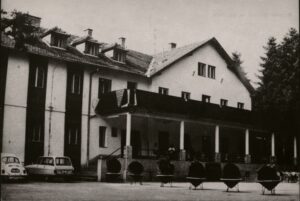 Naslov Odmaralište KHK na Svatovcu [Grafika] Vrsta građe razglednica Jezik bosanski Godina 196? Izdavanje i proizvodnja Lukavac : Centar za kulturu, obrazovanje i informisanje, 196? Fizički opis 1 razglednica : crno-bijela ; 10 x 15 cm Napomene Naslov preuzet sa reverzne strane razglednice Predmetne odrednice Lukavac – Odmaralište Koksno-hemijskog kombinata – Svatovac – Razglednice UDK 77.033(497.6Lukavac) COBISS.BH-ID 54285830 Signatura – lokacija, inventarski br. Zavičajna zbirka 77 ODMARALIŠTE IN: 2000004