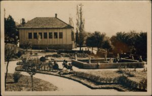 Naslov Slana banja kod Tuzle [Grafika] Vrsta građe razglednica Jezik hrvatski Godina 195? Izdavanje i proizvodnja Zagreb : RVJ Foto, 195? Fizički opis 1 razglednica : crno-bijela ; 9 x 14 cm Napomene Naslov preuzet sa reverzne strane razglednice Predmetne odrednice Tuzla – Šetalište Slana banja – Fontana Leda – Razglednice UDK 77.033(497.6Tuzla) COBISS.BH-ID 54288134 Signatura – lokacija, inventarski br. Zavičajna zbirka 77 SLANA IN: 2000006