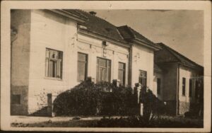 Naslov Slana banja kod Tuzle [Grafika] Vrsta građe razglednica Jezik hrvatski Godina 195? Izdavanje i proizvodnja Zagreb : RVJ Foto, 195? Fizički opis 1 razglednica : crno-bijela ; 9 x 14 cm Napomene Naslov preuzet sa reverzne strane razglednice Predmetne odrednice Tuzla – Slana banja – Razglednice UDK 77.033(497.5Tuzla) COBISS.BH-ID 54837766 Signatura – lokacija, inventarski br. Zavičajna zbirka 77 SLANA IN: 2000019