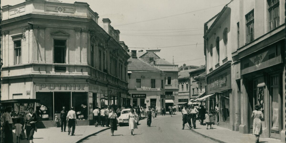 Autor - osoba Mrđanov, M. Naslov Tuzla [Razglednica] / snimio M. Mrđanov Vrsta građe razglednica Jezik srpski Godina [196?] Izdavanje i proizvodnja Beograd : Zadružne knjige, [196?] Fizički opis 1 razglednica : crno-bijela ; 9 x 14 Predmetne odrednice Tuzla – Korzo – Razglednice UDK 778.6(497.6 Tuzla)(084.121) COBISS.BH-ID 53555462 Signatura – lokacija, inventarski br. Zavičajna zbirka 77 MRĐANOV M. Tuzla IN: 2000001