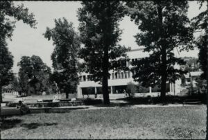 Autor - osoba Mrđanov, M. Naslov Tuzla / M. Mrđanov [Grafika] Vrsta građe razglednica Jezik bosanski Godina 1959 Izdavanje i proizvodnja Tuzla : Duvan, 1959 Napomene Naslov preuzet sa reverzne strane razglednice Predmetne odrednice Tuzla – Dom armije – Bacač diska – Diskobolos – Razglednice UDK 77.033(497.6Tuzla) COBISS.BH-ID 54300166 Signatura – lokacija, inventarski br. Zavičajna zbirka 77 MRĐANOV M. Tuzla IN: 2000009