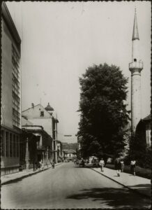 Autor - osoba Mrđanov, M. Naslov Tuzla [Grafika] / M. Mrđanov Vrsta građe razglednica Jezik bosanski Godina 196? Izdavanje i proizvodnja Tuzla : Putnik, 196? Fizički opis 1 razglednica : crno-bijela ; 10 x 15 cm Napomene Naslov preuzet sa reverzne strane razglednice Predmetne odrednice Tuzla – Korzo – Razglednice UDK 77.033(497.6Tuzla) COBISS.BH-ID 54357766 Signatura – lokacija, inventarski br. Zavičajna zbirka 77 MRĐANOV M. Tuzla IN: 2000011