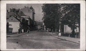 Naslov Tuzla [Grafika] Vrsta građe razglednica Jezik bosanski Godina s. a. Izdavanje i proizvodnja s. l. : s. n., s. a. Fizički opis 1 razglednica : crno-bijela ; 8 x 14 cm Napomene Naslov preuzet sa reverzne strane razglednice Predmetne odrednice Tuzla – Korzo – Šetalište – Razglednice UDK 77.033(497.6Tuzla) COBISS.BH-ID 54360326 Signatura – lokacija, inventarski br. Zavičajna zbirka 77 TUZLA IN: 2000014