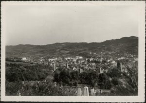 Naslov Tuzla [Grafika] Vrsta građe razglednica Jezik bosanski Godina 196? Izdavanje i proizvodnja Sarajevo : Novinsko izdavačko preduzeće "Oslobođenje", 196? Fizički opis 1 razglednica : crno-bijela ; 10 x 15 cm Napomene Naslov preuzet sa reverzne strane razglednice Predmetne odrednice Tuzla – Panorama grada – Jevrejsko groblje – Slani bunari – Razglednice UDK 77.033(497.6Tuzla) COBISS.BH-ID 54834950 Signatura – lokacija, inventarski br. Zavičajna zbirka 77 TUZLA IN: 2000018
