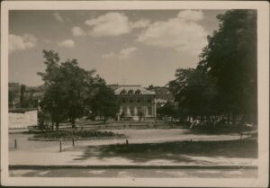 Naslov Tuzla : Dom kulture [Grafika] Vrsta građe razglednica URL medijskog objekta odrasli, ozbiljna (nije lijepa knjiž.) Jezik srpski Godina 1953? Izdavanje i proizvodnja Beograd : Putnik, 1953? (Beograd : Zadružne knjige) Fizički opis 1 razglednica : crno-bijela ; 10 x 15 cm Napomene Naslov preuzet sa reverzne strane razglednice Predmetne odrednice Tuzla – Dom kulture – Razglednice UDK 77.033(497.6Tuzla) COBISS.BH-ID 54247430 Signatura – lokacija, inventarski br. Zavičajna zbirka 77 TUZLA IN: 2000002