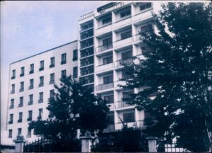 Naslov Tuzla - hotel "Bristol" [Grafika] Vrsta građe razglednica Jezik bosanski Godina 196? Izdavanje i proizvodnja Tuzla : Omladinska knjižara, 196? (Beograd : Jugoturist) Fizički opis 1 razglednica : crno-bijela ; 10 x 14 cm Napomene Naslov preuzet sa reverzne strane razglednice Predmetne odrednice Tuzla – Hotel Bristol – Razglednice UDK 77.033(497.6Tuzla) COBISS.BH-ID 54831622 Signatura – lokacija, inventarski br. Zavičajna zbirka 77 TUZLA IN: 2000017