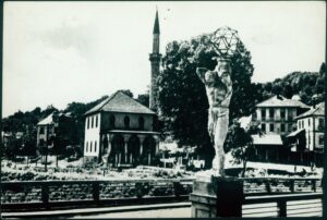 Naslov Tuzla - Jalska džamija [Razglednica] Vrsta građe razglednica Jezik bosanski Godina 196? Izdavanje i proizvodnja Sarajevo : Oslobođenje, 196? Fizički opis 1 razglednica : crno-bijela ; 10 x 15 cm Napomene Naslov preuzet sa reverzne strane razglednice Predmetne odrednice Tuzla – Jalska džamija – Most sa kipovima – Razglednice UDK 77.033(497.6Tuzla) COBISS.BH-ID 55324166 Signatura – lokacija, inventarski br. Zavičajna zbirka 77 TUZLA IN: 2000023