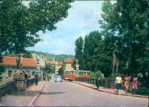 Naslov Tuzla : Most sa kipovima [Razglednica] Vrsta građe razglednica Godina 1969 Izdavanje i proizvodnja Beograd : Izdavački zavod "Jugoslavija", 1969 (Bugarska : Fotoizdat) Fizički opis 1 razglednica : u boji ; 10 x 15 cm Napomene Naslov preuzet sa reverzne strane razglednice Predmetne odrednice Tuzla – Most s kipovima – Most Kipovi – Razglednice UDK 77.033(497.6Tuzla) COBISS.BH-ID 55580422 Signatura – lokacija, inventarski br. Zavičajna zbirka 77 TUZLA IN: 2000028