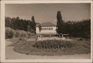 Naslov Tuzla : Slana banja [Grafika] Vrsta građe razglednica Jezik srpski Godina 1953? Izdavanje i proizvodnja Beograd : Putnik, 1953? (Beograd : Zadružne knjige) Fizički opis 1 razglednica : crno-bijela ; 10 x 15 cm Napomene Naslov preuzet sa reverzne strane razglednice Predmetne odrednice Tuzla – Slana banja – Fontana Leda – Razglednice UDK 77.033(497.6Tuzla) COBISS.BH-ID 54828550 Signatura – lokacija, inventarski br. Zavičajna zbirka 77 TUZLA IN: 2000015