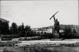 Autor - osoba Hlubna, Miroslav Naslov Tuzla - Spomenik rudara [Grafika] / snimio M. Hlubna Vrsta građe razglednica Jezik bosanski Godina 1963? Izdavanje i proizvodnja Tuzla : Fotoslužba Fronta Slobode Tuzla, 1963? Fizički opis 1 razglednica : crno-bijela ; 10 x 15 cm Napomene Naslov preuzet sa reverzne strane razglednice Predmetne odrednice Tuzla – Spomenik rudarima – Husinski rudar – Razglednice UDK 77.033(497.6Tuzla) COBISS.BH-ID 54829574 Signatura – lokacija, inventarski br. Zavičajna zbirka 77 HLUBNA M. Tuzla IN: 2000016