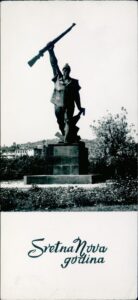 Autor - osoba Jakičić, Z. Naslov Tuzla : Sretna Nova godina [Razglednica] / snimio Z. Jakičić Vrsta građe razglednica Jezik srpski, bosanski Godina 1963? Izdavanje i proizvodnja Beograd : Jugoturist, 1963? (Tuzla : Duvan) Fizički opis 1 razglednica : crno-bijela ; 8 x 17 cm Napomene Naslov preuzet sa reverzne strane razglednice Predmetne odrednice Tuzla – Spomenik rudarima – Husinski rudar – Razglednice – Čestitke UDK 77.033(497.6Tuzla) COBISS.BH-ID 55367174 Signatura – lokacija, inventarski br. Zavičajna zbirka 77 JAKIČIĆ Z. Tuzla IN: 2000025