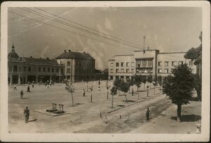 Naslov Tuzla : Titov trg [Grafika] Vrsta građe razglednica Jezik srpski Godina 1953? Izdavanje i proizvodnja Beograd : Putnik, 1953? (Beograd : Zadružne knjige) Fizički opis 1 razglednica : crno-bijela ; 10 x 15 cm Napomene Naslov preuzet sa reverzne strane razglednice Predmetne odrednice Tuzla – Titov trg – Razglednice UDK 77.033(497.6Tuzla) COBISS.BH-ID 54248454 Signatura – lokacija, inventarski br. Zavičajna zbirka 77 TUZLA IN: 2000003