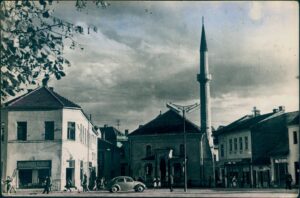 Autor - osoba Tresislavić, M. Naslov Tuzla : Trg [Grafika] / snimio M. Tresislavić Vrsta građe razglednica Jezik bosanski Godina 195? Izdavanje i proizvodnja Tuzla : Omladinska knjižara Tuzla, 195? Fizički opis 1 razglednica : crno-bijela ; 10 x 15 cm Napomene Naslov preuzet sa reverzne strane razglednice Predmetne odrednice Tuzla – Trg – Razglednice UDK 77.033(497.6Tuzla) COBISS.BH-ID 54293254 Signatura – lokacija, inventarski br. Zavičajna zbirka 77 TRESISLAVIĆ M. Tuzla IN: 2000007