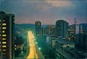 Naslov Tuzla : XIV zimske olimpijske igre Sarajevo 1984 : XIV Olympic Winter Games Sarajevo 1984 : XIVemes jeux olympiques d'hiver Sarajevo 1984 [Razglednica] Vrsta građe grafika Jezik bosanski Izdavanje i proizvodnja Sarajevo : Svjetlost ([1984?]) Fizički opis 1 razglednica : u boji ; 10 x 15 cm Napomene Naslov preuzet sa reverzne strane razglednice Predmetne odrednice Tuzla – Ulica Maršala Tita – Razglednice UDK 77.033(497.6 Tuzla) COBISS.BH-ID 57741574 Signatura – lokacija, inventarski br. Zavičajna zbirka 77 TUZLA IN: 2000089