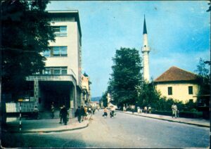 Naslov Tuzla - Ulica Maršala Tita [Razglednica] Vrsta građe razglednica Jezik bosanski Godina 1965? Izdavanje i proizvodnja Beograd : Foto služba, 1965? (Sarajevo : Zadrugar) Fizički opis 1 razglednica : u boji ; 10 x 14 cm Napomene Naslov preuzet sa reverzne strane razglednice Predmetne odrednice Tuzla – Zgrada SDK – Služba društvenog knjigovodstva – Turalibegova džamija – Poljska džamija – Razglednice UDK 77.033(497.6Tuzla) COBISS.BH-ID 55640070 Signatura – lokacija, inventarski br. Zavičajna zbirka 77 TUZLA IN: 2000036