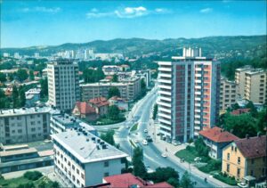 Naslov Tuzla [Razglednica] Vrsta građe razglednica Jezik hrvatski Godina 197? Izdavanje i proizvodnja Split : Foto Ozeha, 197? Fizički opis 1 razglednica : u boji ; 10 x 15 cm Napomene Naslov preuzet sa reverzne strane razglednice Predmetne odrednice Tuzla – Stambene zgrade – Zgrada "Zvijezda" – Razglednice UDK 77.033(497.6Tuzla) COBISS.BH-ID 55610886 Signatura – lokacija, inventarski br. Zavičajna zbirka 77 TUZLA IN: 2000032