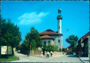 Naslov Šarena džamija = The Mottled Mosque = La Mosquée bigarrée = Die bunte Moschee [Razglednica] Uporedni naslov ǂThe ǂMottled Mosque ǂLa ǂMosquée bigarrée ǂDie ǂbunte Moschee Vrsta građe razglednica Jezik bosanski Godina 1975 Izdavanje i proizvodnja Jugoslavija : Putnik, 1975 (Tuzla : Univerzal) Fizički opis 1 razglednica : u boji ; 10 x 15 cm Napomene Naslov preuzet sa reverzne strane razglednice Predmetne odrednice Tuzla – Šarena džamija – Behram-begova džamija – Atik džamija – Razglednice UDK 77.033(497.6Tuzla) COBISS.BH-ID 56354310 Signatura – lokacija, inventarski br. Zavičajna zbirka 77 ŠARENA IN: 2000046