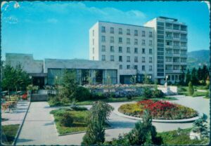 Naslov Tuzla : Hotel "Bristol" [Razglednica] Vrsta građe razglednica Jezik bosanski Godina 1967? Izdavanje i proizvodnja Tuzla : Univerzal, 1967? (Beograd : Turistička štampa) Fizički opis 1 razglednica : u boji ; 10 x 15 cm Napomene Naslov preuzet sa reverzne strane razglednice Predmetne odrednice Tuzla – Hotel Bristol – Razglednica UDK 77.033(497.6Tuzla) COBISS.BH-ID 55609094 Signatura – lokacija, inventarski br. Zavičajna zbirka 77 TUZLA IN: 2000031