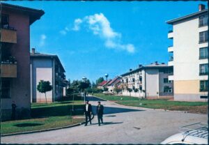Naslov Živinice [Razglednica] Vrsta građe plakat Jezik bosanski Godina 197? Izdavanje i proizvodnja [Banja Luka] : Oslobođenje, 197? (Zagreb : Turistkomerc) Fizički opis 1 razglednica : u boji ; 10 x 15 cm Napomene Naslov preuzet sa reverzne strane razglednice Predmetne odrednice Živinice – Stambene zgrade – Tuzlanski kanton – Razglednice UDK 77.033(497.6Živinice) COBISS.BH-ID 56386822 Signatura – lokacija, inventarski br. Zavičajna zbirka 77 ŽIVINICE IN: 2000054