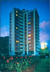 Naslov Tuzla [Razglednica] Vrsta građe razglednica Jezik srpski Godina 197? Izdavanje i proizvodnja Titovo Užice : Vesti, 197? Fizički opis 1 razglednica : u boji ; 10 x 15 cm Napomene Naslov preuzet sa reverzne strane razglednice Predmetne odrednice Tuzla – Stambene zgrade – "Zvijezda" – Razglednice UDK 77.033(497.6 Tuzla) COBISS.BH-ID 57020422 Signatura – lokacija, inventarski br. Zavičajna zbirka 77 TUZLA IN: 2000055